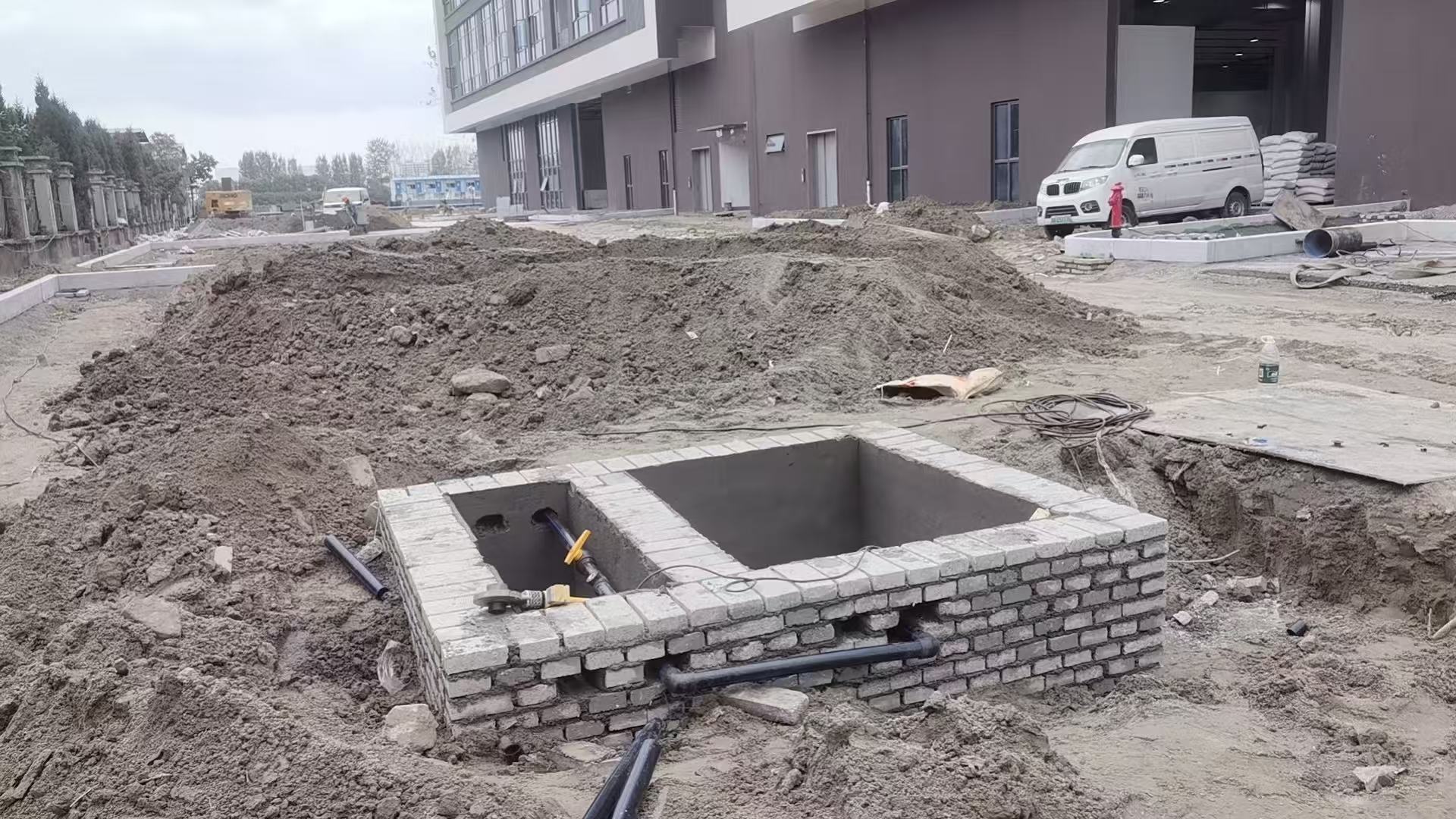 7地面平整及设备井砌筑、控制箱基础砌筑